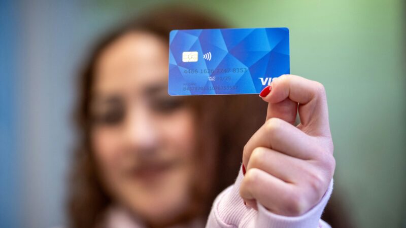 Asylsuchende: Bezahlkarte scheint in Nümbrecht zu funktionieren