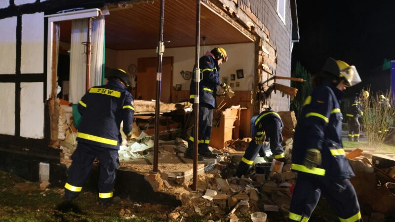 Fahrerflucht: VW-Transporter kracht in Nümbrecht in Fachwerkhaus und reißt Gebäudeecke weg