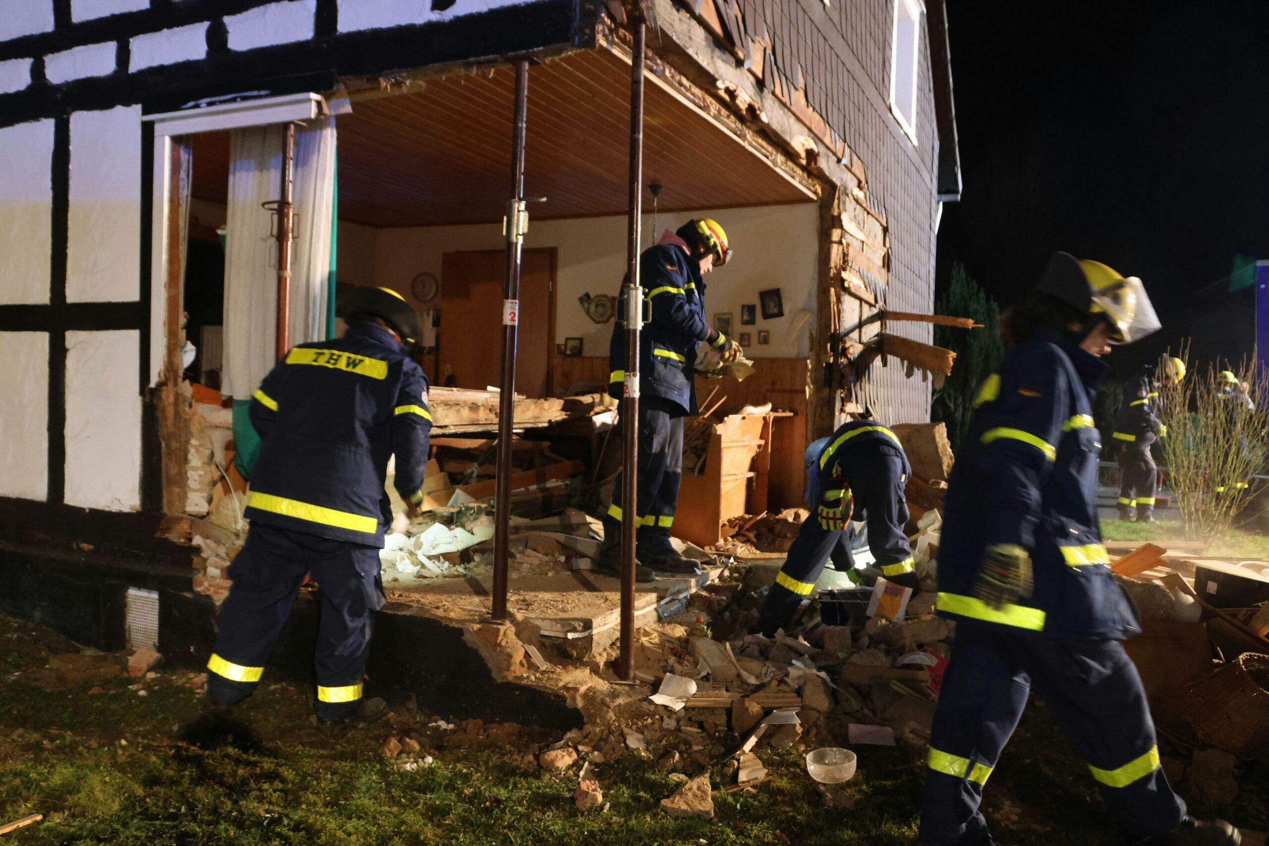 Fahrerflucht: VW-Transporter kracht in Nümbrecht in Fachwerkhaus und reißt Gebäudeecke weg