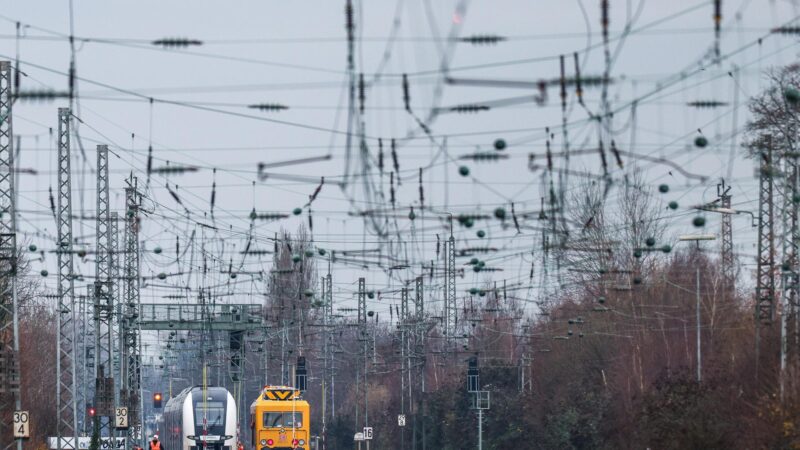 Schaden an der Oberleitung: Regionalexpress bei Düsseldorf evakuiert